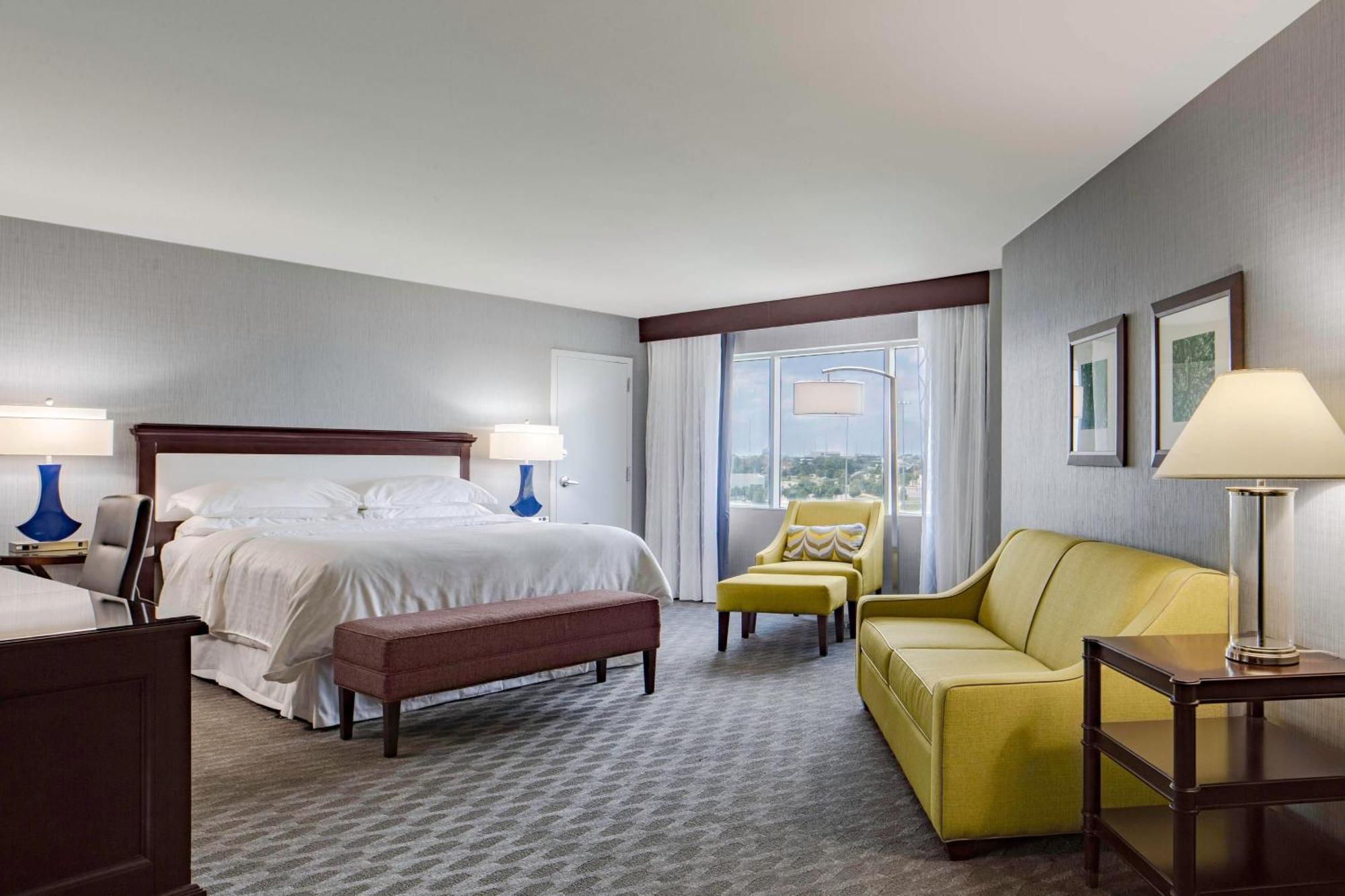 Junior Suite 1 King Alternate bed sofa bed Corner room,1706459253:JPEG